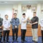 Gubernur Lampung Rahmat Mirzani Djausal dan  Brigjen Pol. Mardiaz Kusin Dwihananto saling berbalas cenderamata [PL]