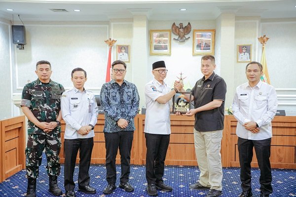 Gubernur Lampung Rahmat Mirzani Djausal dan  Brigjen Pol. Mardiaz Kusin Dwihananto saling berbalas cenderamata [PL]