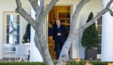 Presiden Amerika Serikat (AS) Donald Trump berjalan menuju South Lawn untuk menaiki Marine One di Gedung Putih di Washington DC, AS, pada 21 Maret 2025. (Xinhua)