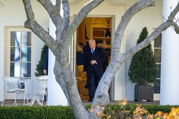 Presiden Amerika Serikat (AS) Donald Trump berjalan menuju South Lawn untuk menaiki Marine One di Gedung Putih di Washington DC, AS, pada 21 Maret 2025. (Xinhua)