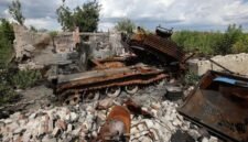 Foto yang diabadikan pada 15 Agustus 2024 ini menunjukkan sebuah tank Ukraina yang hancur pascaserangan Rusia di Toretsk. (Xinhua)