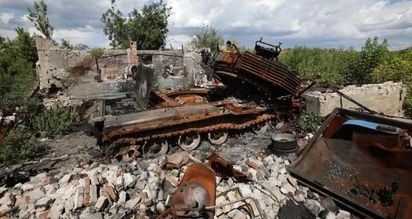 Foto yang diabadikan pada 15 Agustus 2024 ini menunjukkan sebuah tank Ukraina yang hancur pascaserangan Rusia di Toretsk. (Xinhua)