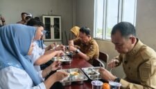 Wabup Lampung Utara Coba Makanan MBG Prasmanan