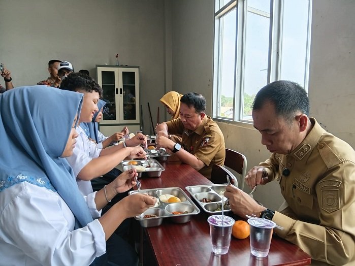 Wabup Lampung Utara Coba Makanan MBG Prasmanan