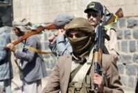 Para pendukung Houthi berpartisipasi dalam pawai bersenjata menentang keterlibatan Turkiye dan Pakistan bersama Arab Saudi dalam konflik Yaman, di Sanaa, Yaman, pada 7 Oktober 2026. (Xinhua)