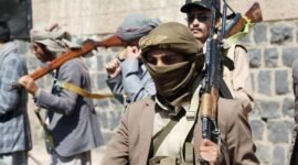 Para pendukung Houthi berpartisipasi dalam pawai bersenjata menentang keterlibatan Turkiye dan Pakistan bersama Arab Saudi dalam konflik Yaman, di Sanaa, Yaman, pada 7 Oktober 2026. (Xinhua)