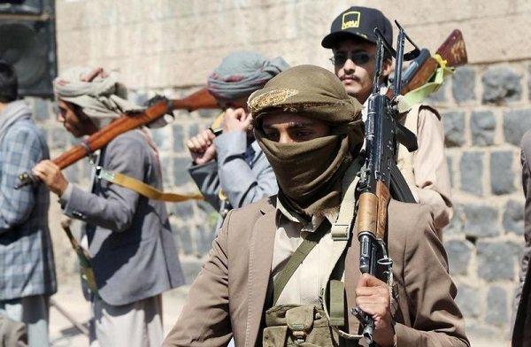 Para pendukung Houthi berpartisipasi dalam pawai bersenjata menentang keterlibatan Turkiye dan Pakistan bersama Arab Saudi dalam konflik Yaman, di Sanaa, Yaman, pada 7 Oktober 2026. (Xinhua)