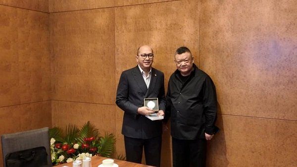 enteri Investasi dan Hilirisasi/Kepala Badan Koordinasi Penanaman Modal (BKPM) Republik Indonesia Rosan P. Roeslani bertemu dengan salah satu petinggi perusahaan asal Tiongkok, Xi'an Zhongli Asphalt Co., Ltd., di Shanghai, Tiongkok timur, dalam rangkaian kunjungan kerja ke sejumlah pimpinan perusahaan yang dilaksanakan pada 22-23 Oktober 2026. (Kementerian Investasi dan Hilirisasi Republik Indonesia/Xinhua)