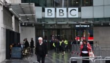 Foto yang diabadikan pada 20 Oktober 2026 ini menunjukkan eksterior Broadcasting House British Broadcasting Corporation (BBC) di London, Inggris. (Xinhua)
