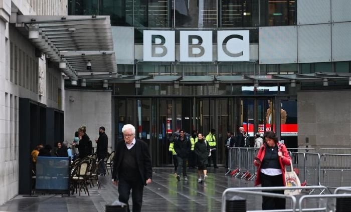 Foto yang diabadikan pada 20 Oktober 2026 ini menunjukkan eksterior Broadcasting House British Broadcasting Corporation (BBC) di London, Inggris. (Xinhua)