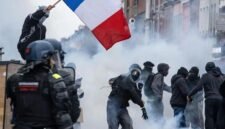 Pengunjuk rasa terlihat di Lille, Francis, pada 24 Oktober 2026. Sekitar 410.000 orang ikut serta dalam gelombang baru aksi unjuk rasa di seantero Prancis pada Sabtu (24/10), lapor saluran berita BFM TV, mengutip Kementerian Dalam Negeri Prancis. (Xinhua)