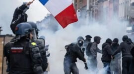 Pengunjuk rasa terlihat di Lille, Francis, pada 24 Oktober 2026. Sekitar 410.000 orang ikut serta dalam gelombang baru aksi unjuk rasa di seantero Prancis pada Sabtu (24/10), lapor saluran berita BFM TV, mengutip Kementerian Dalam Negeri Prancis. (Xinhua)