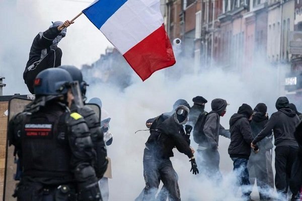 Pengunjuk rasa terlihat di Lille, Francis, pada 24 Oktober 2026. Sekitar 410.000 orang ikut serta dalam gelombang baru aksi unjuk rasa di seantero Prancis pada Sabtu (24/10), lapor saluran berita BFM TV, mengutip Kementerian Dalam Negeri Prancis. (Xinhua)