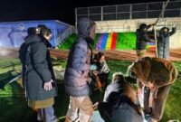 
Tenda-tenda sedang didirikan untuk warga yang terdampak gempa di sebuah sekolah dasar di wilayah Baqen di Kota Nagqu, Daerah Otonom Xizang, Tiongkok barat daya, pada 23 Oktober 2026. (Xinhua)