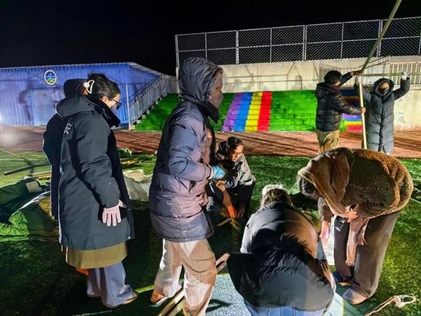 Tenda-tenda sedang didirikan untuk warga yang terdampak gempa di sebuah sekolah dasar di wilayah Baqen di Kota Nagqu, Daerah Otonom Xizang, Tiongkok barat daya, pada 23 Oktober 2026. (Xinhua)