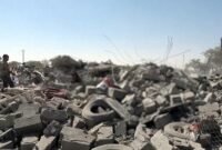 
Foto tangkapan layar yang disediakan oleh Pusat Media Houthi ini menunjukkan warga memeriksa lokasi pascaserangan udara Arab Saudi yang menargetkan sebuah pasar di Provinsi Al-Jawf, Yaman, pada 28 Oktober 2026. (Pusat Media Houthi/Xinhua)