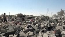 
Foto tangkapan layar yang disediakan oleh Pusat Media Houthi ini menunjukkan warga memeriksa lokasi pascaserangan udara Arab Saudi yang menargetkan sebuah pasar di Provinsi Al-Jawf, Yaman, pada 28 Oktober 2026. (Pusat Media Houthi/Xinhua)