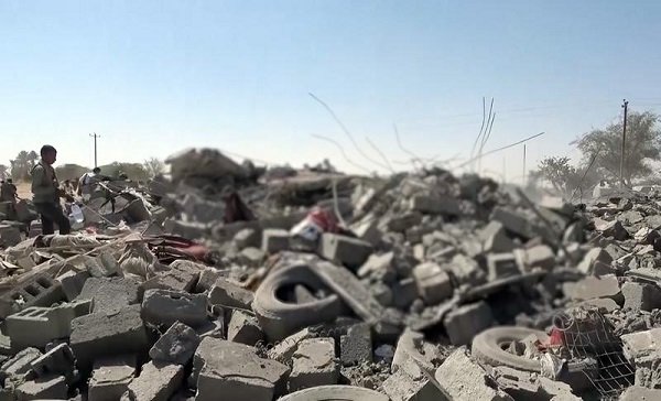 
Foto tangkapan layar yang disediakan oleh Pusat Media Houthi ini menunjukkan warga memeriksa lokasi pascaserangan udara Arab Saudi yang menargetkan sebuah pasar di Provinsi Al-Jawf, Yaman, pada 28 Oktober 2026. (Pusat Media Houthi/Xinhua)