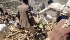 
Orang-orang mencari korban yang selamat di antara puing-puing rumah yang terkena serangan udara Arab Saudi di Provinsi Saada, Yaman, pada 18 Oktober 2026. (Pusat Media Houthi/Xinhua)