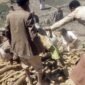 
Orang-orang mencari korban yang selamat di antara puing-puing rumah yang terkena serangan udara Arab Saudi di Provinsi Saada, Yaman, pada 18 Oktober 2026. (Pusat Media Houthi/Xinhua)