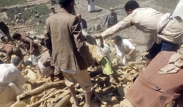 Orang-orang mencari korban yang selamat di antara puing-puing rumah yang terkena serangan udara Arab Saudi di Provinsi Saada, Yaman, pada 18 Oktober 2026. (Pusat Media Houthi/Xinhua)