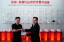 Foto dokumentasi ini menampilkan Staf Khusus Menteri Transmigrasi Yoyo A. Budiyanto (kanan) mengunjungi pabrik Zhejiang FreeNow Food Co., Ltd. atau FreeNow di Tongxiang, Provinsi Zhejiang, Tiongkok.. (Kementerian Transmigrasi RI)