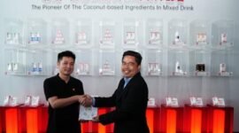 Foto dokumentasi ini menampilkan Staf Khusus Menteri Transmigrasi Yoyo A. Budiyanto (kanan) mengunjungi pabrik Zhejiang FreeNow Food Co., Ltd. atau FreeNow di Tongxiang, Provinsi Zhejiang, Tiongkok.. (Kementerian Transmigrasi RI)