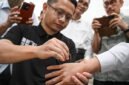Chen Zhigeng, direktur departemen medis di Wenzhi Traditional Chinese Medicine, mendemonstrasikan sebuah teknik dalam sesi pelatihan di RSPPN Panglima Besar Soedirman, Jakarta, pada 15 Oktober 2026. (Xinhua)