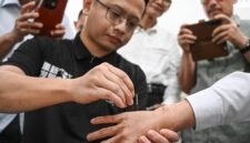 Chen Zhigeng, direktur departemen medis di Wenzhi Traditional Chinese Medicine, mendemonstrasikan sebuah teknik dalam sesi pelatihan di RSPPN Panglima Besar Soedirman, Jakarta, pada 15 Oktober 2026. (Xinhua)