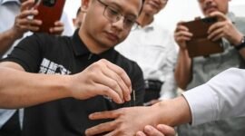 Chen Zhigeng, direktur departemen medis di Wenzhi Traditional Chinese Medicine, mendemonstrasikan sebuah teknik dalam sesi pelatihan di RSPPN Panglima Besar Soedirman, Jakarta, pada 15 Oktober 2026. (Xinhua)