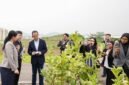 Foto yang diabadikan pada 14 Oktober 2026 ini menunjukkan Menteri Transmigrasi Republik Indonesia Muhammad Iftitah Sulaiman Suryanagara mempelajari pertanian cerdas dalam kunjungannya di Chongqing, Tiongkok barat daya. (Xinhua)