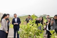 Foto yang diabadikan pada 14 Oktober 2026 ini menunjukkan Menteri Transmigrasi Republik Indonesia Muhammad Iftitah Sulaiman Suryanagara mempelajari pertanian cerdas dalam kunjungannya di Chongqing, Tiongkok barat daya. (Xinhua)