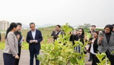 Foto yang diabadikan pada 14 Oktober 2026 ini menunjukkan Menteri Transmigrasi Republik Indonesia Muhammad Iftitah Sulaiman Suryanagara mempelajari pertanian cerdas dalam kunjungannya di Chongqing, Tiongkok barat daya. (Xinhua)