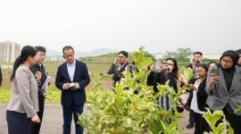 Foto yang diabadikan pada 14 Oktober 2026 ini menunjukkan Menteri Transmigrasi Republik Indonesia Muhammad Iftitah Sulaiman Suryanagara mempelajari pertanian cerdas dalam kunjungannya di Chongqing, Tiongkok barat daya. (Xinhua)