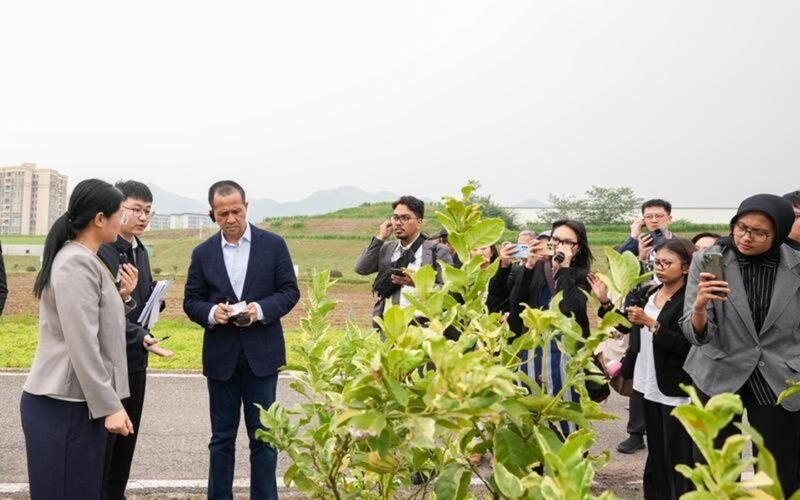 Foto yang diabadikan pada 14 Oktober 2026 ini menunjukkan Menteri Transmigrasi Republik Indonesia Muhammad Iftitah Sulaiman Suryanagara mempelajari pertanian cerdas dalam kunjungannya di Chongqing, Tiongkok barat daya. (Xinhua)