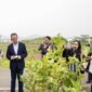 Foto yang diabadikan pada 14 Oktober 2026 ini menunjukkan Menteri Transmigrasi Republik Indonesia Muhammad Iftitah Sulaiman Suryanagara mempelajari pertanian cerdas dalam kunjungannya di Chongqing, Tiongkok barat daya. (Xinhua)