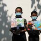 Murid sekolah dasar (SD) terlihat mengenakan masker dan memegang poster bertema kampanye stop kebakaran hutan dan lahan (karhutla) yang mereka gambar menggunakan krayon dan pensil warna di SDN Nayu Barat 1, Nusukan, Surakarta, Provinsi Jawa Tengah, pada 21 Oktober 2026. (Xinhua)

