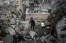 Seorang pria Palestina memeriksa sebuah gedung apartemen yang hancur setelah serangan udara Israel di Gaza City pada 24 April 2025. (Xinhua)
