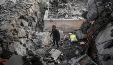 Seorang pria Palestina memeriksa sebuah gedung apartemen yang hancur setelah serangan udara Israel di Gaza City pada 24 April 2025. (Xinhua)