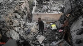 Seorang pria Palestina memeriksa sebuah gedung apartemen yang hancur setelah serangan udara Israel di Gaza City pada 24 April 2025. (Xinhua)

