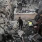 Seorang pria Palestina memeriksa sebuah gedung apartemen yang hancur setelah serangan udara Israel di Gaza City pada 24 April 2025. (Xinhua)
