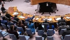 Para perwakilan melakukan pemungutan suara terhadap sebuah draf resolusi dalam rapat Dewan Keamanan Perserikatan Bangsa-Bangsa (PBB) di markas besar PBB di New York City pada 30 Oktober 2026. (PBB/Xinhua)