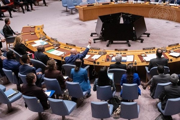 Para perwakilan melakukan pemungutan suara terhadap sebuah draf resolusi dalam rapat Dewan Keamanan Perserikatan Bangsa-Bangsa (PBB) di markas besar PBB di New York City pada 30 Oktober 2026. (PBB/Xinhua)