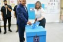 
Gadi Eisenkot (depan, kiri), mantan kepala militer Israel sekaligus pemimpin partai sentris Yashar, memberikan suaranya di sebuah tempat pemungutan suara di Herzliya, Israel tengah, pada 27 Oktober 2026. (Xinhua)