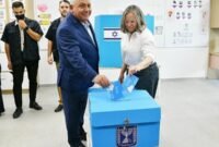 
Gadi Eisenkot (depan, kiri), mantan kepala militer Israel sekaligus pemimpin partai sentris Yashar, memberikan suaranya di sebuah tempat pemungutan suara di Herzliya, Israel tengah, pada 27 Oktober 2026. (Xinhua)