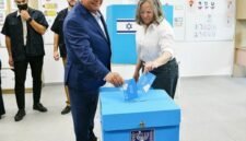 
Gadi Eisenkot (depan, kiri), mantan kepala militer Israel sekaligus pemimpin partai sentris Yashar, memberikan suaranya di sebuah tempat pemungutan suara di Herzliya, Israel tengah, pada 27 Oktober 2026. (Xinhua)