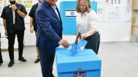 
Gadi Eisenkot (depan, kiri), mantan kepala militer Israel sekaligus pemimpin partai sentris Yashar, memberikan suaranya di sebuah tempat pemungutan suara di Herzliya, Israel tengah, pada 27 Oktober 2026. (Xinhua)