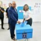 
Gadi Eisenkot (depan, kiri), mantan kepala militer Israel sekaligus pemimpin partai sentris Yashar, memberikan suaranya di sebuah tempat pemungutan suara di Herzliya, Israel tengah, pada 27 Oktober 2026. (Xinhua)