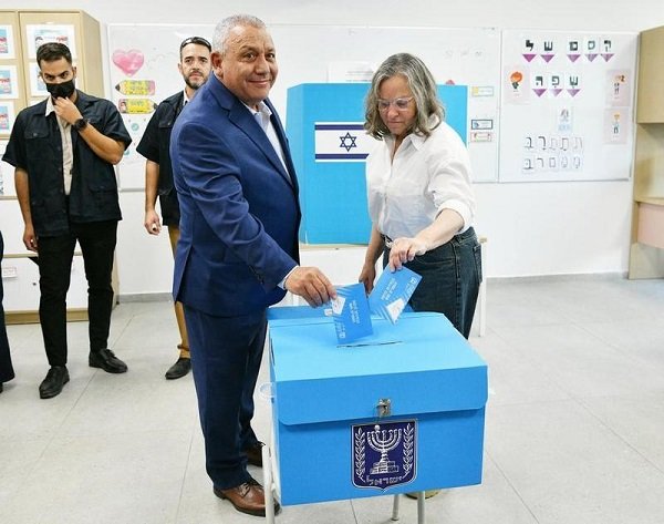 Gadi Eisenkot (depan, kiri), mantan kepala militer Israel sekaligus pemimpin partai sentris Yashar, memberikan suaranya di sebuah tempat pemungutan suara di Herzliya, Israel tengah, pada 27 Oktober 2026. (Xinhua)