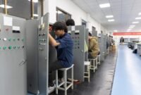 Foto yang diabadikan pada 22 Oktober 2026 ini menunjukkan seorang pemuda Indonesia sedang berlatih merakit panel kontrol listrik di ruang kelas pelatihan di Universitas Teknik Kejuruan Wuhu di Wuhu, Provinsi Anhui, Tiongkok timur. (Xinhua)